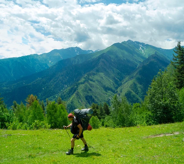 Giovani donne trekking a Svaneti , — Foto Stock