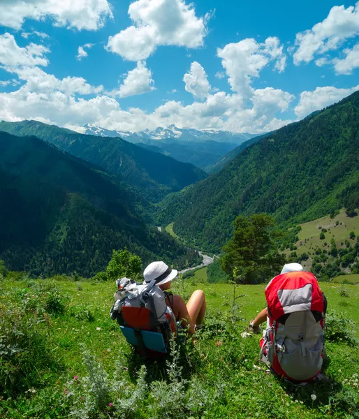 Le escursioniste riposano e godono del paesaggio — Foto Stock