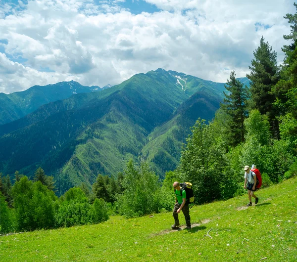 Svaneti trekking genç kadınlar, — Stok fotoğraf