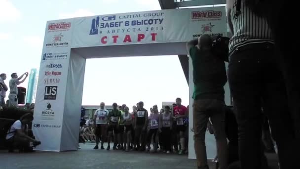 モスクワ - 8 月 09：「高さにレース」の参加者の 8 月 9 日にレースを始めたモスクワ市で 2013年. — ストック動画