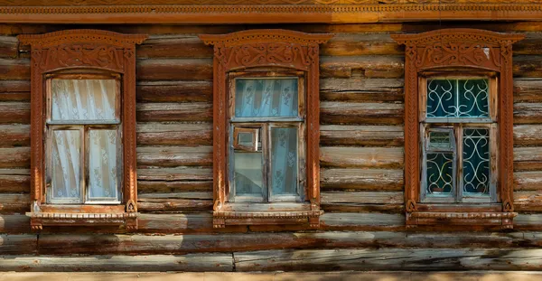 Windows σε ένα παλιό ξύλινο σπίτι — Φωτογραφία Αρχείου