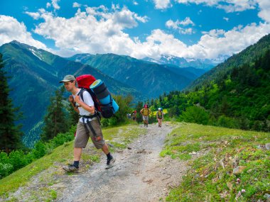Svaneti trekking genç kadınlar,