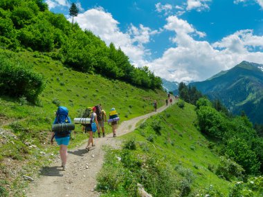 Svaneti trekking genç kadınlar,