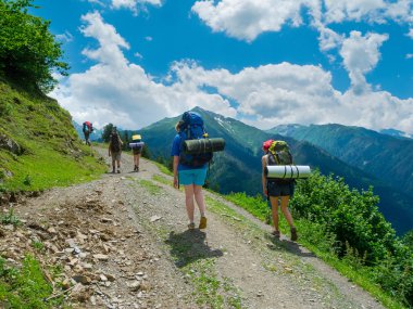 Svaneti trekking genç kadınlar,