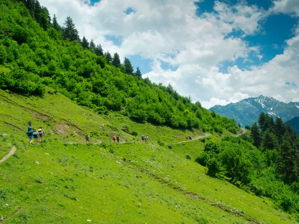 Unga kvinnor trekking i Svanetien, — Stockfoto