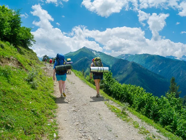 Jonge vrouwen wandeltochten in svaneti, — Stockfoto