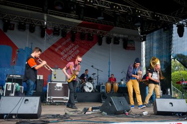 yarım orkestra grubu usadba Caz Festivali'nde gerçekleştirir