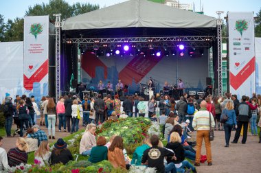 usadba Caz Festivali caz dans orkestra gerçekleştirir