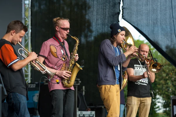 Группа The One Half Orchestra выступает на джазовом фестивале Усадьба — стоковое фото