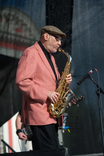 Aleksej kozlov arsenal grupp utför på usadba jazz festival — Stockfoto