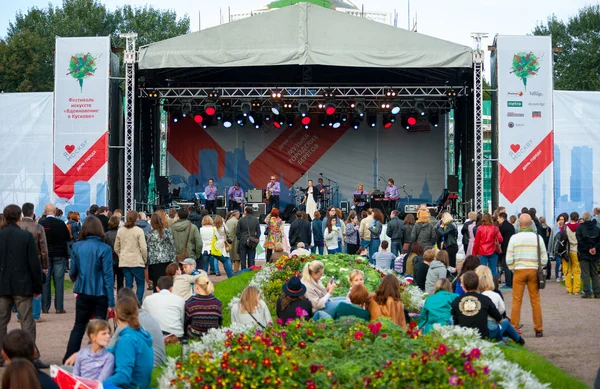 Jazz dance orchestra utför på usadba jazz festival — Stockfoto