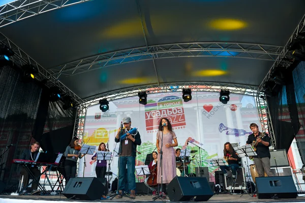 Otantik hafif orkestra usadba Caz Festivali'nde gerçekleştirir — Stok fotoğraf