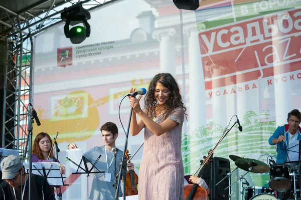 Аутентичный легкий оркестр выступает на джазовом фестивале в Усадбе — стоковое фото