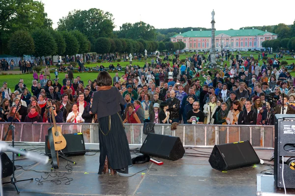 Jenia lubich tritt beim usadba jazz festival auf — Stockfoto