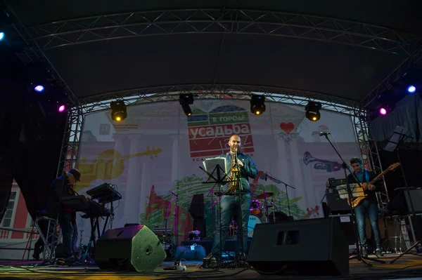 Le groupe Andrey Kondakov se produit au Festival de Jazz d'Usadba — Photo