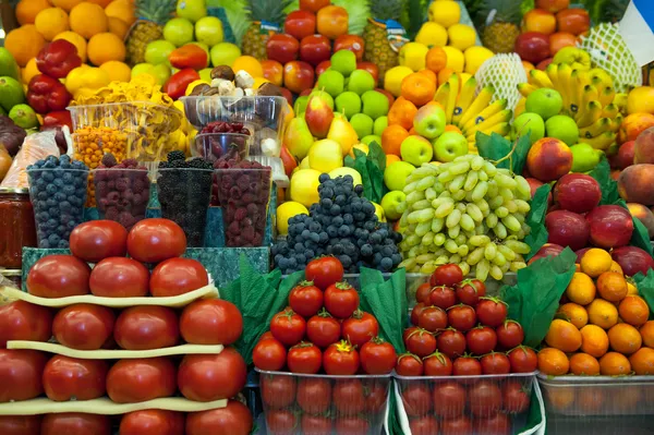 Lote de frutas y verduras frescas en venta — Foto de Stock