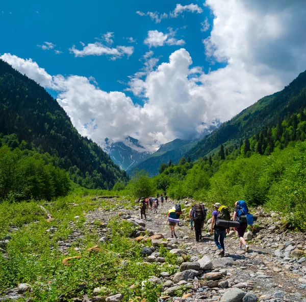 Young hikers trekking in Svaneti — Stock Photo, Image