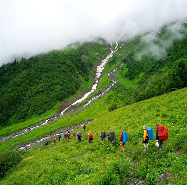 Jovens caminhantes trekking em Svaneti — Fotografia de Stock