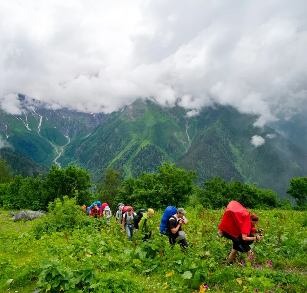 Mladí turisté v svaneti trekking — Stock fotografie