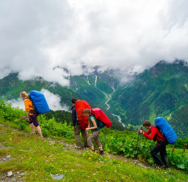 Svaneti 트레킹 젊은 등산객 — 스톡 사진