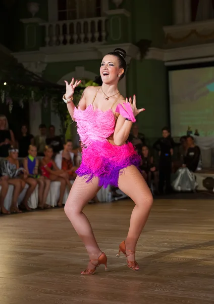여성 댄서 수행 — 스톡 사진