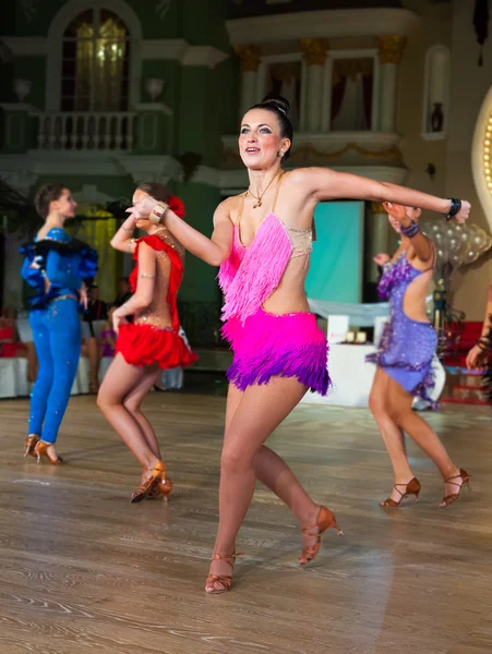 Female dancer performs — Stock Photo, Image