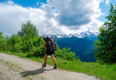 Svaneti trekking genç uzun yürüyüşe çıkan kimse