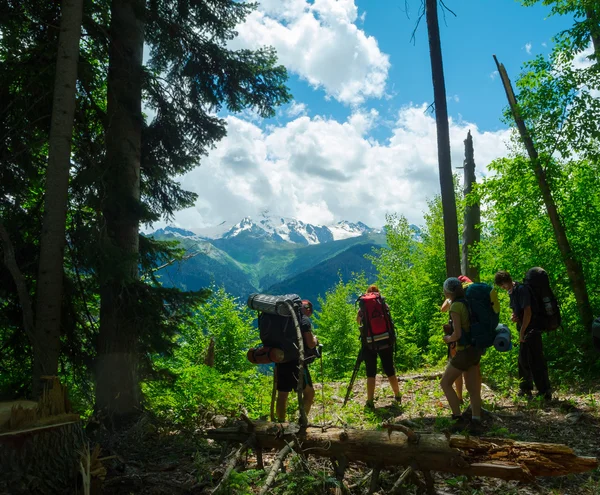 Jovens caminhantes trekking em Svaneti — Fotografia de Stock