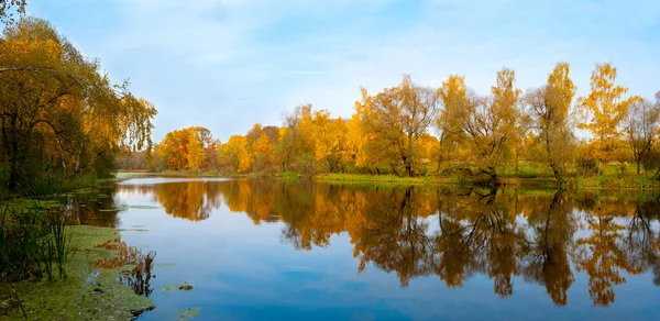 Podzimní krajina řeka — Stock fotografie