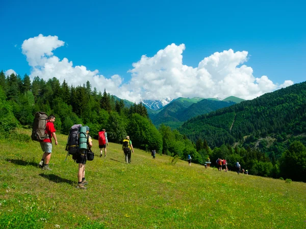 Jonge wandelaars wandeltochten in svaneti — Stockfoto