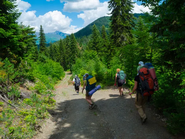 Jeunes randonneurs trekking à Svaneti — Photo