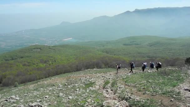 Wandelaars groep wandeltochten in Krim — Stockvideo