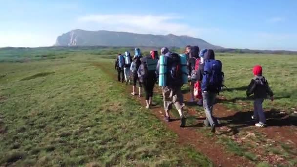 Wandelaars groep wandeltochten in Krim — Stockvideo