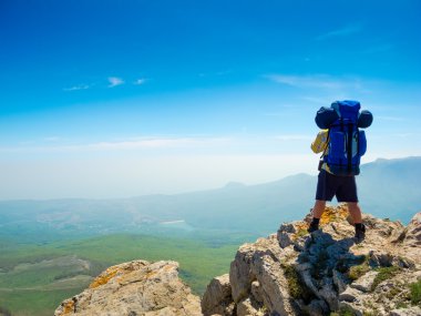 backpacker görünüme sahiptir.