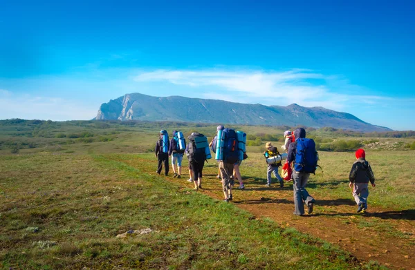 Caminhantes grupo trekking na Crimeia — Fotografia de Stock