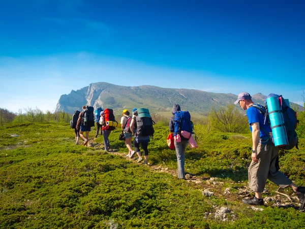 Caminhantes grupo trekking na Crimeia — Fotografia de Stock