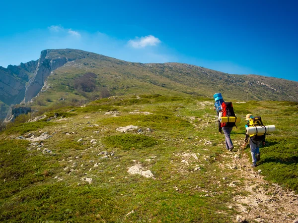 Caminhantes grupo trekking na Crimeia — Fotografia de Stock