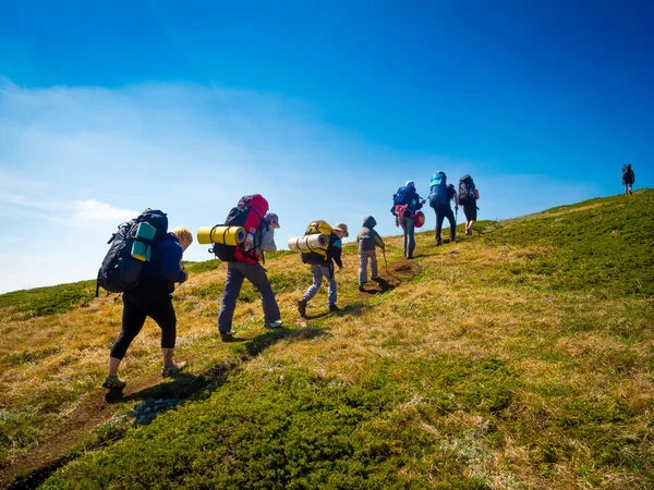 Trekking di gruppo escursionisti in Crimea — Foto Stock