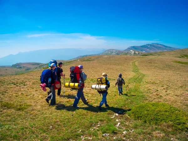 Wandelaars groep wandeltochten in Krim — Stockfoto