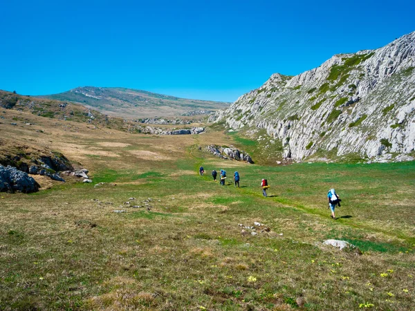 Caminhantes grupo trekking na Crimeia — Fotografia de Stock