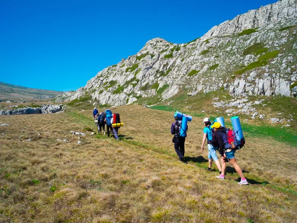 Hikers group trekking in Crimea — Stock Photo, Image