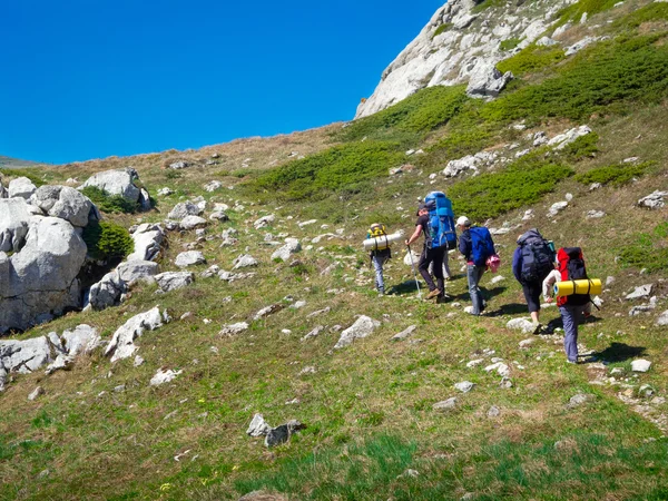 Caminhantes grupo trekking na Crimeia — Fotografia de Stock