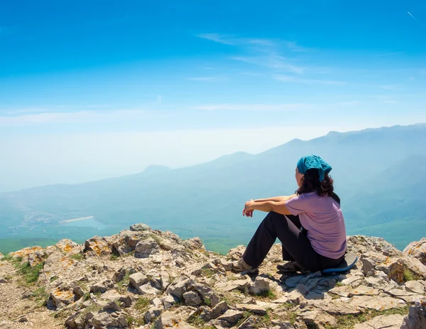 Woman hiker enjoys the view — Stock Photo, Image