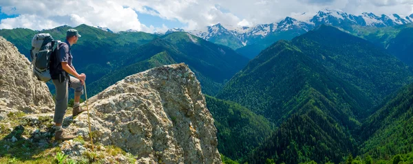 Escursionista gode del paesaggio — Foto Stock