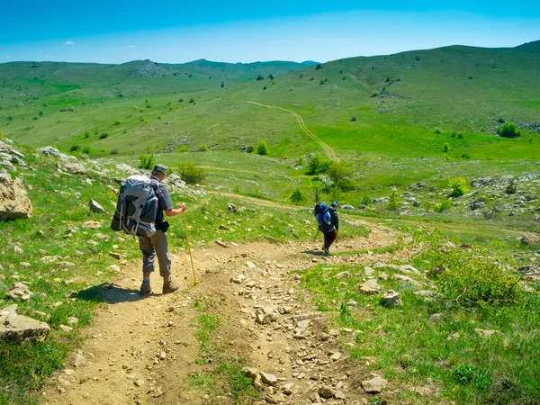 Wandelaars groep wandeltochten in Krim — Stockfoto