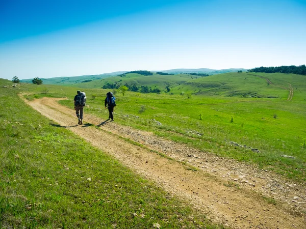 Wandelaars groep wandeltochten in Krim — Stockfoto