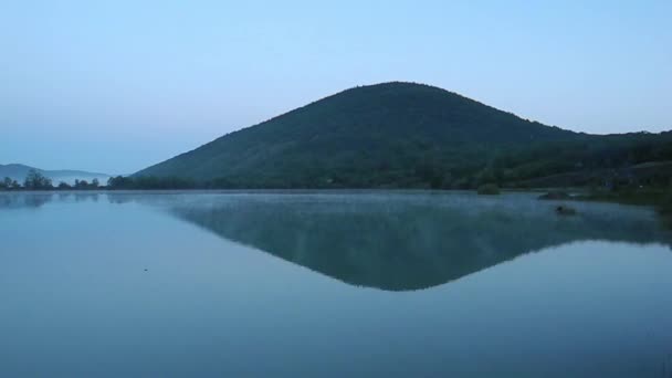 Mist beweegt over het oppervlak van een bergmeer — Stockvideo