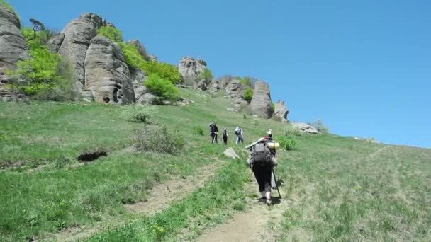 Senderistas grupo de trekking en Crimea — Vídeos de Stock