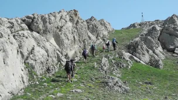 Ομάδα πεζοπόρους πεζοπορία στην Κριμαία — Αρχείο Βίντεο