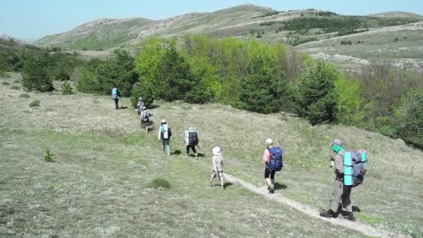 Senderistas grupo de trekking en Crimea — Vídeo de stock